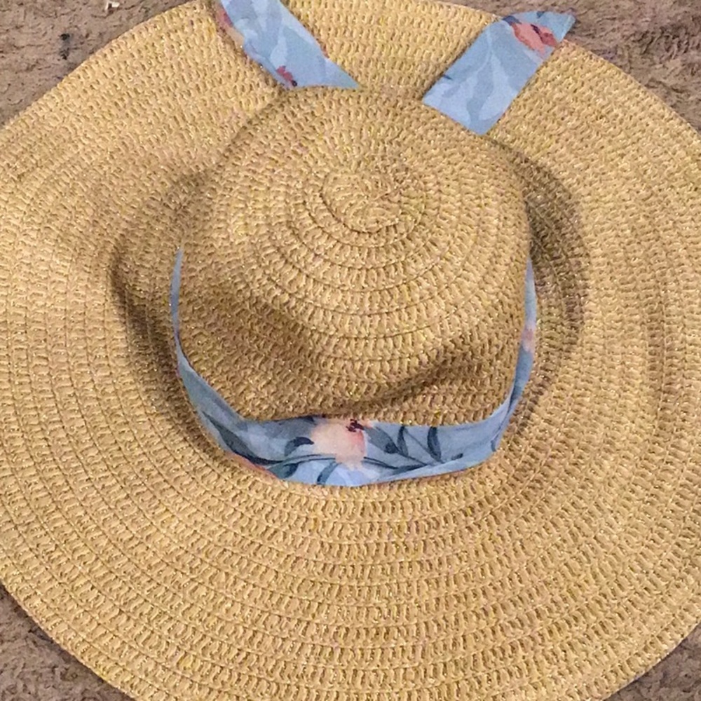 Pretty hat - Picture 3 of 5